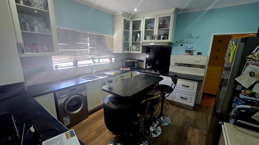 4 Bedroom Property for Sale in Avondale Western Cape